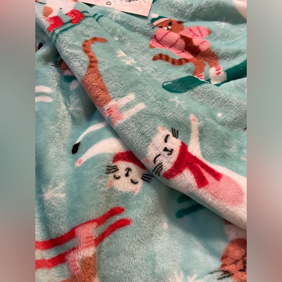 NWT Betsey Johnson Snowboard and Skiing Cats Plush Winter Blanket - Picture 2 of 5